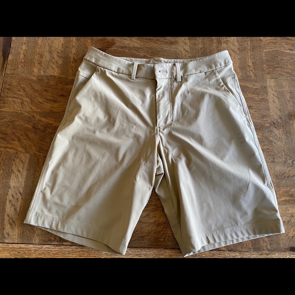 Men’s Lululemon tan shorts with pockets